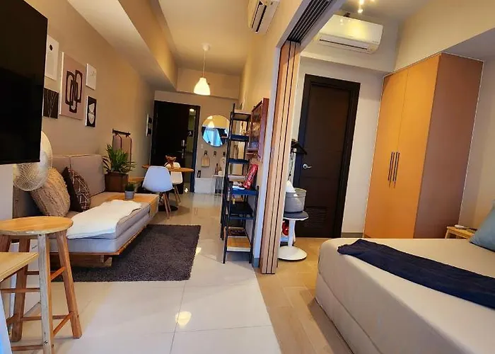 Apartment Spacious Cozy Unit Steps Away From Major Malls With Parking And Washer Dryer For Family, Long And Wfh Manila