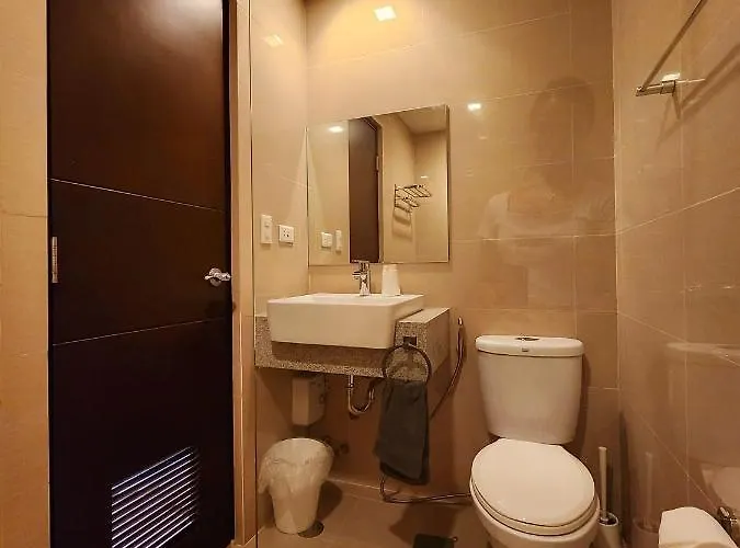 Apartment Spacious Cozy Unit Steps Away From Major Malls With Parking And Washer Dryer For Family, Long And Wfh Manila